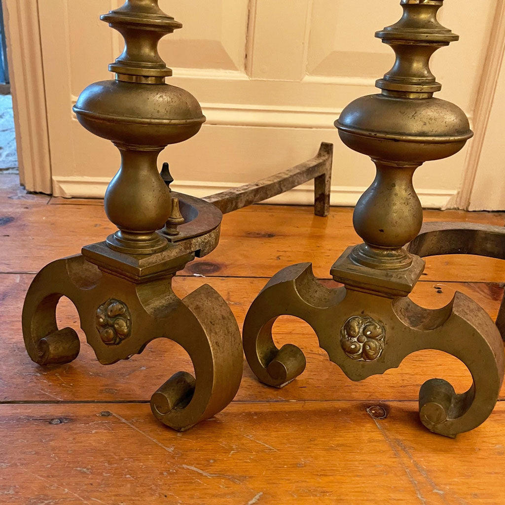 Paire de chenets en laiton tourné à pieds recourbés