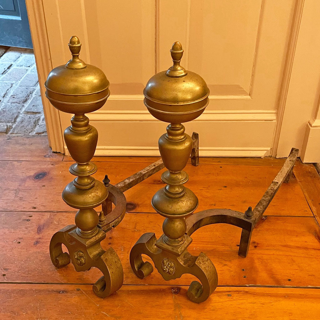 Paire de chenets en laiton tourné à pieds recourbés